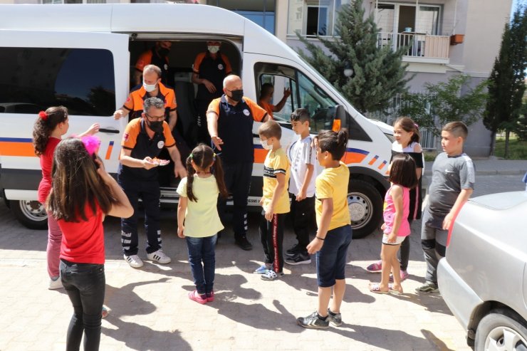 Sokaktaki çocuklar şekerleri verilip maskeleri takıldıktan sonra evlerine gönderildi