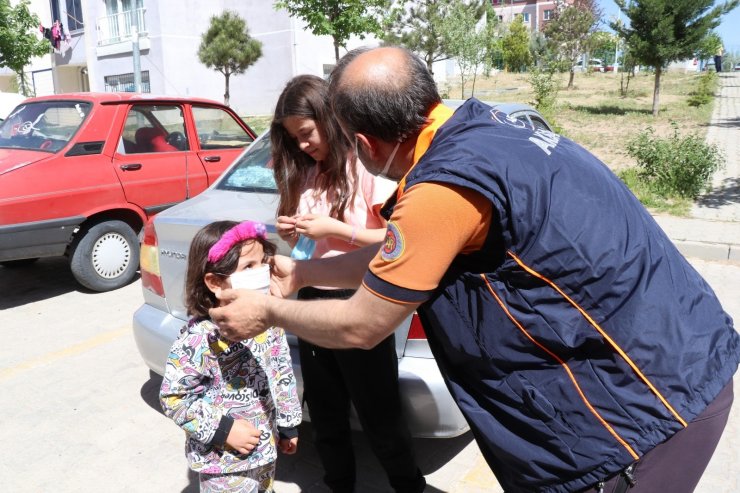 Sokaktaki çocuklar şekerleri verilip maskeleri takıldıktan sonra evlerine gönderildi