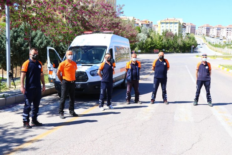 Sokaktaki çocuklar şekerleri verilip maskeleri takıldıktan sonra evlerine gönderildi