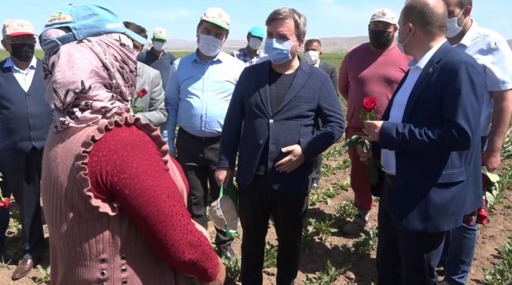 Parasızlıktan okutulamayan genç kıza validen okuma sözü