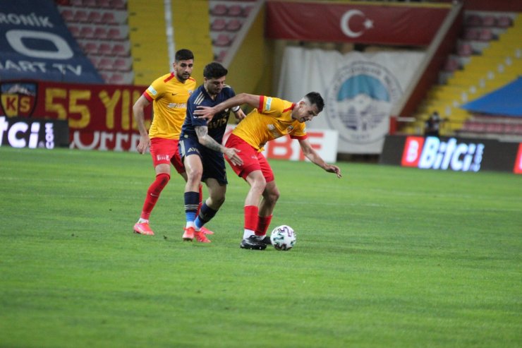 Süper Lig: Kayserispor: 1 - Fenerbahçe: 0 (İlk yarı)