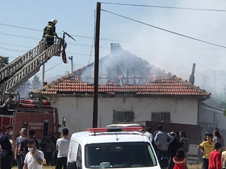 Konya’da müstakil ev yangında kullanılamaz hale geldi