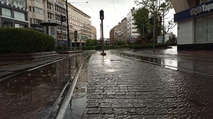 Eskişehir sağanak yağışa teslim oldu