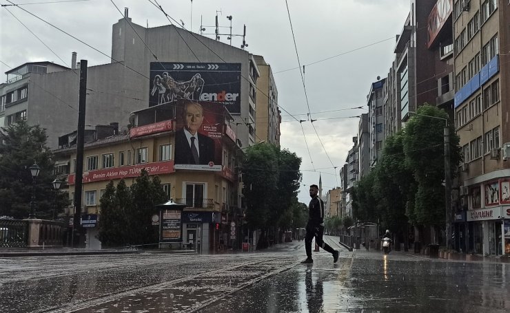 Eskişehir sağanak yağışa teslim oldu