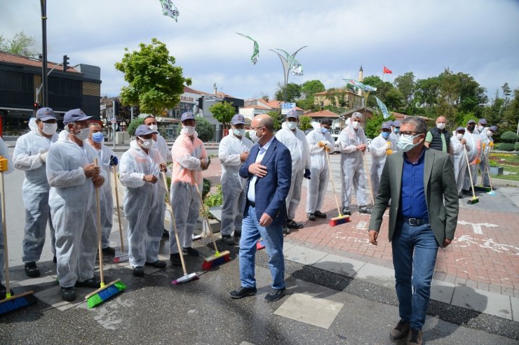 Tam kapanma sonrası için hazırlık: Kırşehir Belediyesi şehrin sokaklarını yıkadı