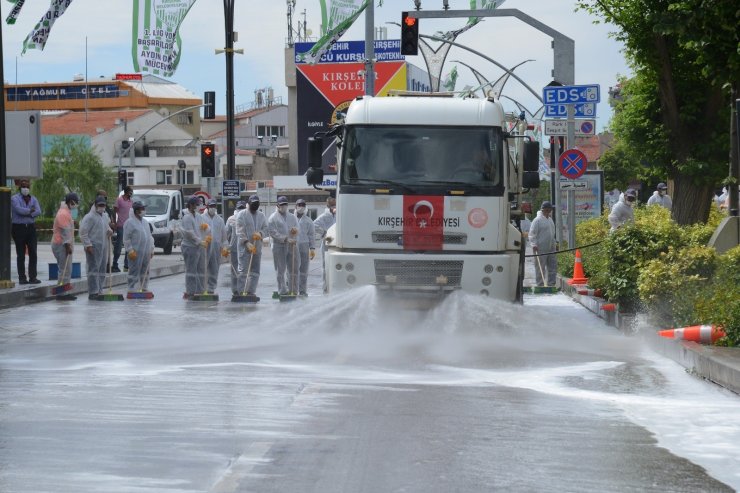 Tam kapanma sonrası için hazırlık: Kırşehir Belediyesi şehrin sokaklarını yıkadı