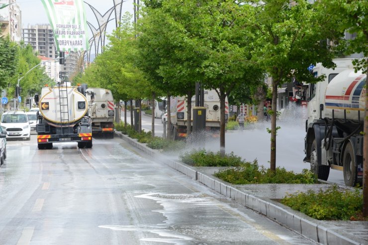 Tam kapanma sonrası için hazırlık: Kırşehir Belediyesi şehrin sokaklarını yıkadı