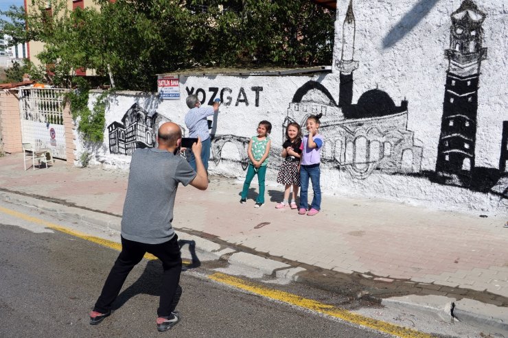 Yozgat’ın tarihini ve kültürünü duvarlara resmediyor