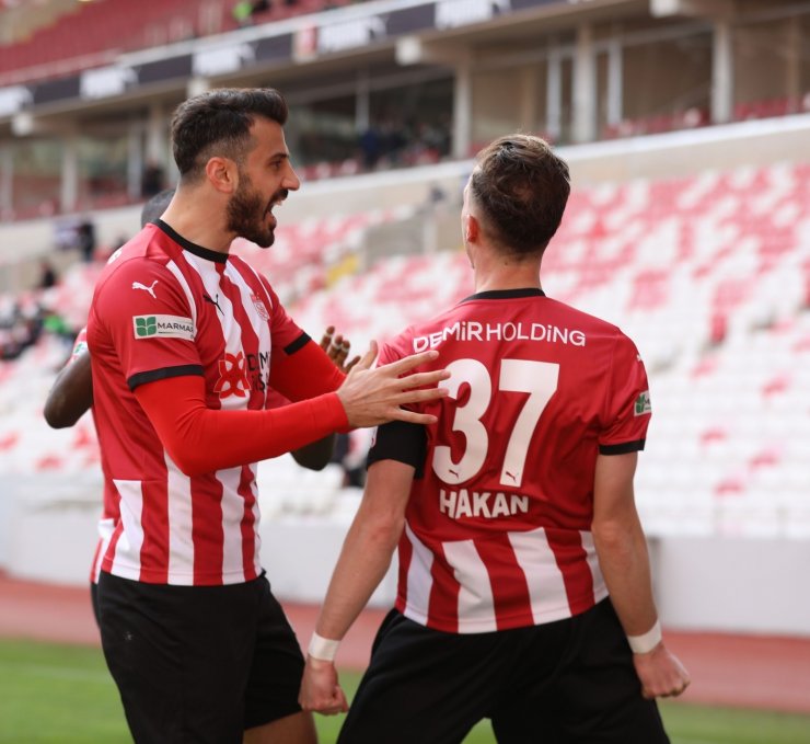 Caner Osmanpaşa 2 yıl daha Sivasspor’da