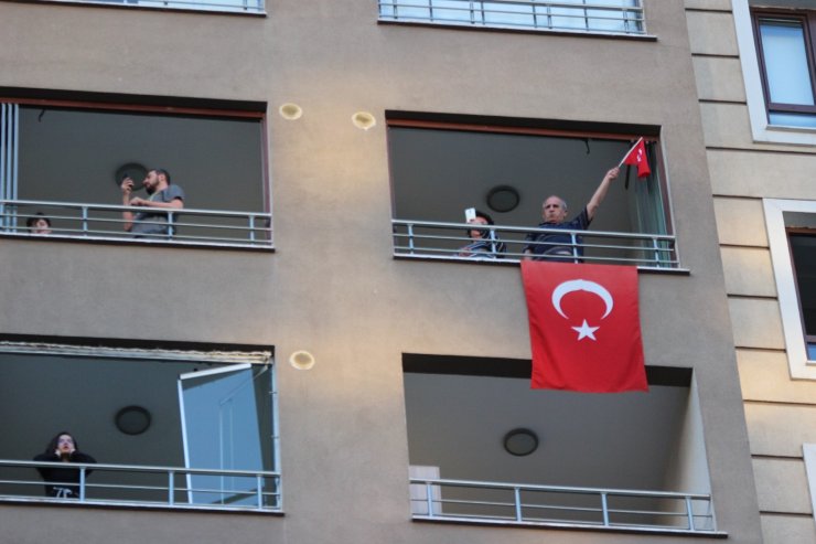 Kayserililer 7’den 70’e İstiklal Marşı için balkonlara koştu