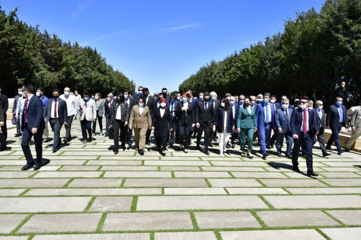 İYİ Parti lideri Akşener’den Anıtkabir’e ziyaret