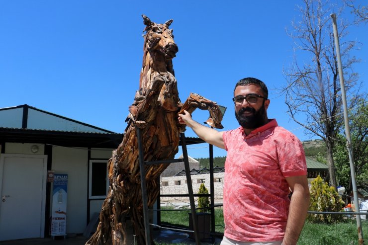 Binlerce odun parçası özenle seçildi, makine değmeden sanat eserine dönüştü