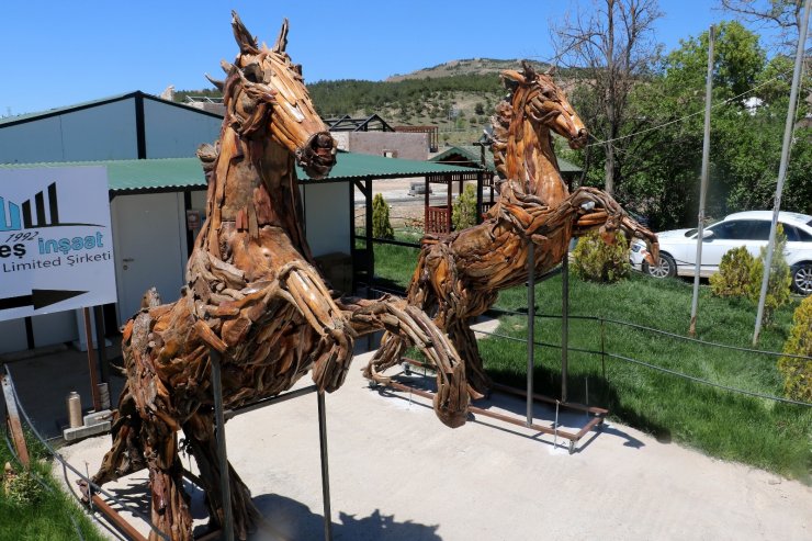 Binlerce odun parçası özenle seçildi, makine değmeden sanat eserine dönüştü