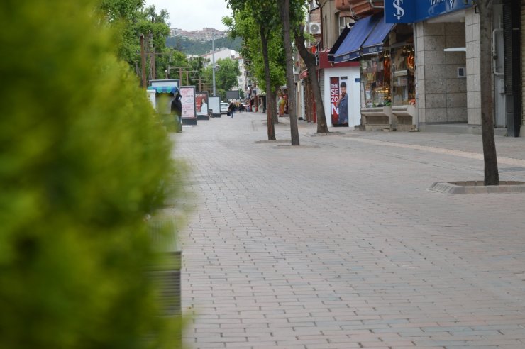 Hafta içi adeta insan seli yaşanan Eskişehir sokakları yine boş kaldı