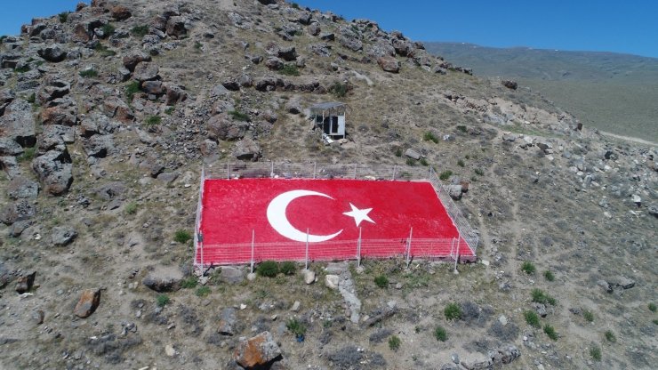 Kumluca Mahallesi’ndeki Türk Bayrağı yenilendi