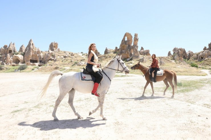 Ünlü mankenler, Kapadokya’da defile yorgunluğunu atlarla attılar