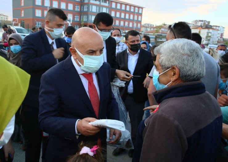 Keçiören Belediye Başkanı Altınok, naylon poşet kullanımını azaltmak için bez torba dağıttı