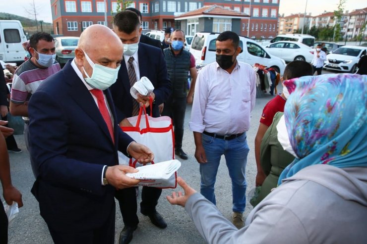 Keçiören Belediye Başkanı Altınok, naylon poşet kullanımını azaltmak için bez torba dağıttı