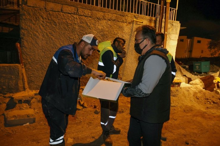 Savran’dan gece mesaisindeki çalışanlara tatlı ikramı