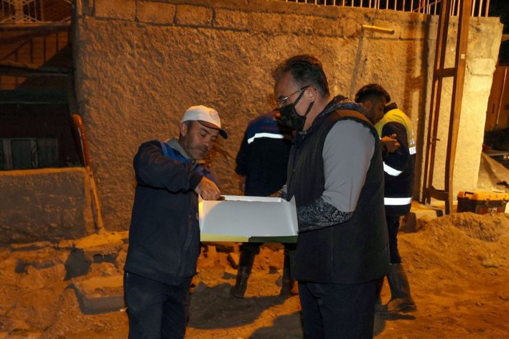 Savran’dan gece mesaisindeki çalışanlara tatlı ikramı