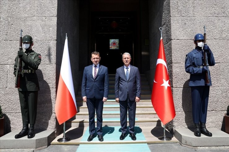 Milli Savunma Bakanı Akar, Polonyalı mevkiidaşı Blaszczak ile bir araya geldi