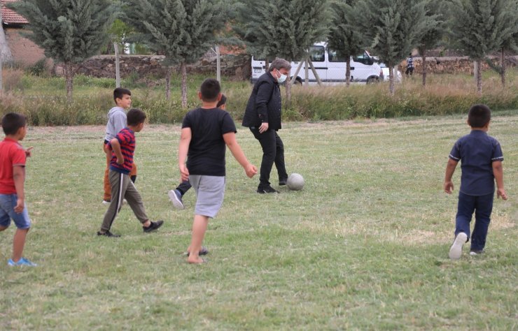 Vali Aydoğdu ve protokol üyeleri çocuklarla futbol maçı yaptı