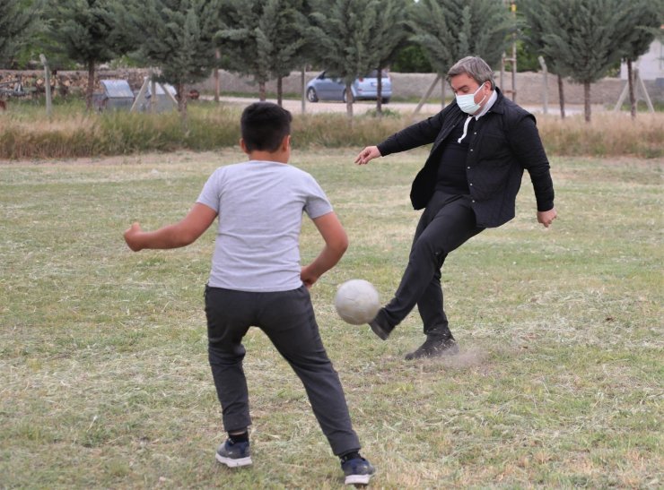 Vali Aydoğdu ve protokol üyeleri çocuklarla futbol maçı yaptı