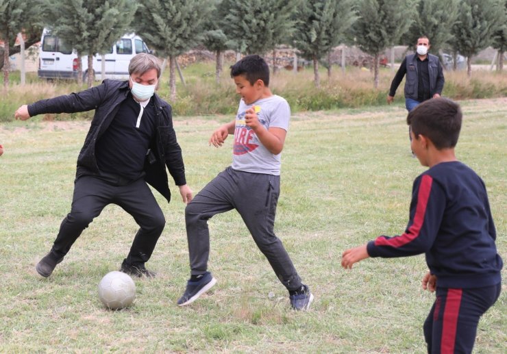 Vali Aydoğdu ve protokol üyeleri çocuklarla futbol maçı yaptı