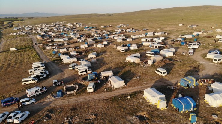 Tarımın bel kemiği işçiler çadırlarında aşılandı