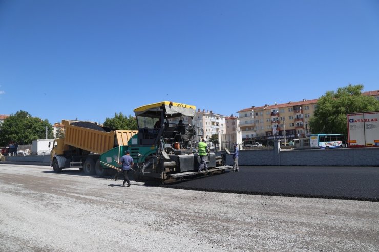 Niğde Belediyesi Yeni Köy Garajında asfalt serimine başladı