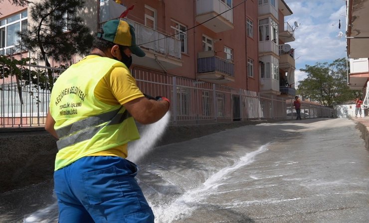 Keçiören Belediyesi sokakları gül suyu ile yıkadı