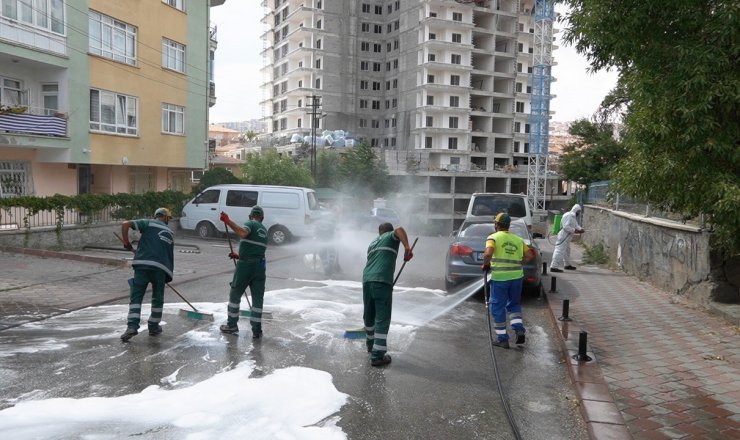 Keçiören Belediyesi sokakları gül suyu ile yıkadı