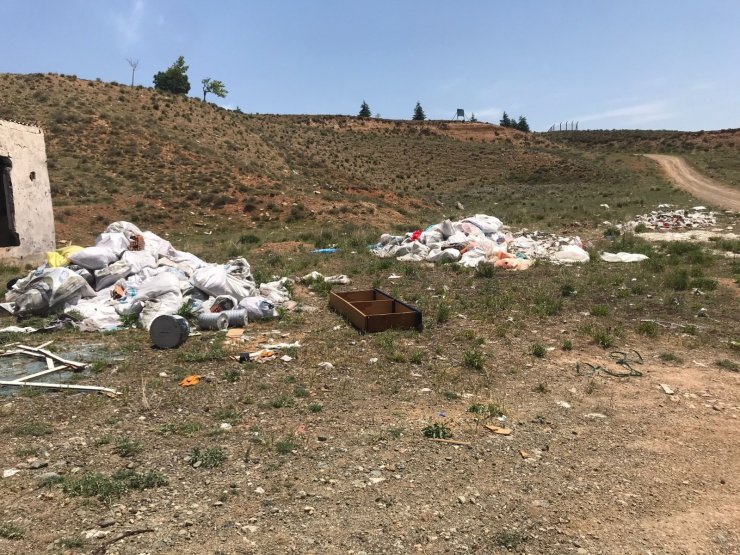 Duyarsızca atılan moloz ve inşaat atıkları görenleri hayrete düşürüyor