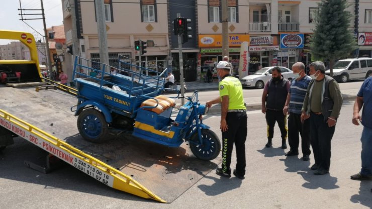 Otomobil ile üç tekerlekli motosikletin kaza anı kamerada