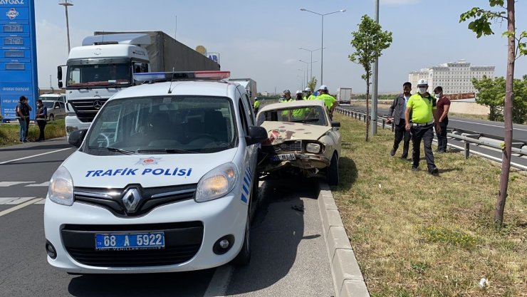 Sahte plakalı araçla kaçan sürücü polis aracına çarptı: 1’i polis 4 yaralı