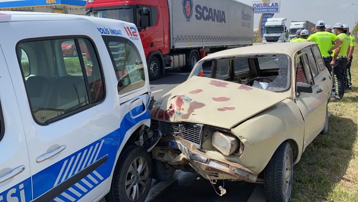 Sahte plakalı araçla kaçan sürücü polis aracına çarptı: 1’i polis 4 yaralı