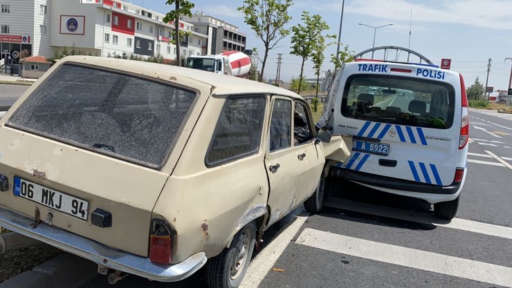 Sahte plakalı araçla kaçan sürücü polis aracına çarptı: 1’i polis 4 yaralı