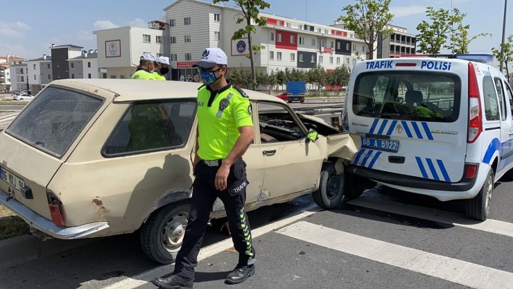 Sahte plakalı araçla kaçan sürücü polis aracına çarptı: 1’i polis 4 yaralı