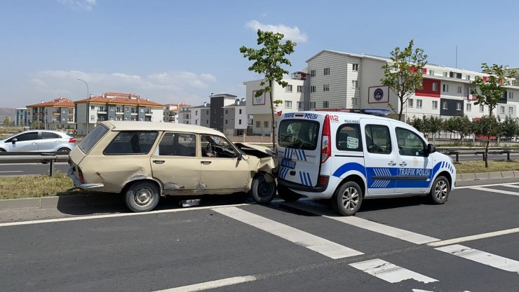 Sahte plakalı araçla kaçan sürücü polis aracına çarptı: 1’i polis 4 yaralı