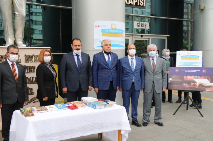 Eskişehir Adalet Sarayı önünde bağış kitap için stant kuruldu