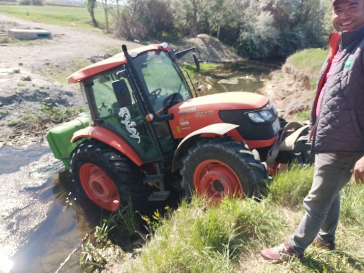 Irmağa düşen traktör kepçe yardımıyla kurtarıldı