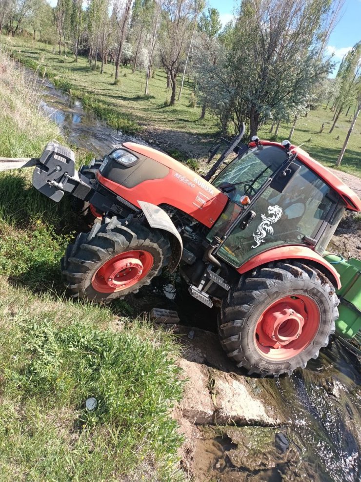 Irmağa düşen traktör kepçe yardımıyla kurtarıldı