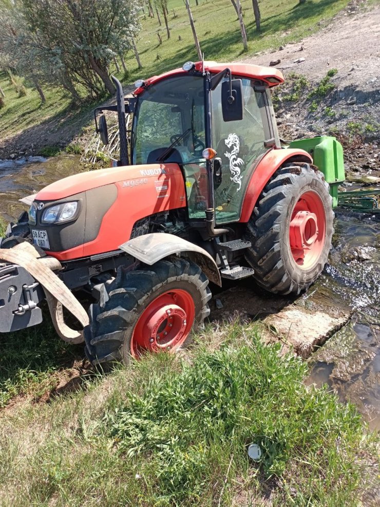 Irmağa düşen traktör kepçe yardımıyla kurtarıldı