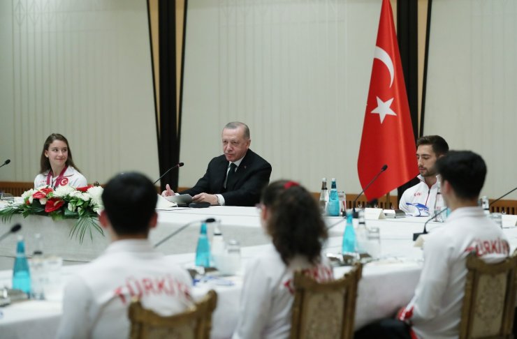 Cumhurbaşkanı Erdoğan, milli sporcuları kabul etti