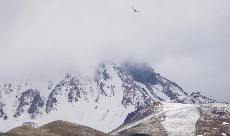 Erciyes’e Haziran ayında kar yağdı