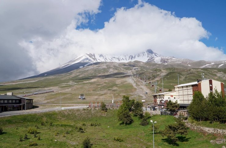 Erciyes’e Haziran ayında kar yağdı