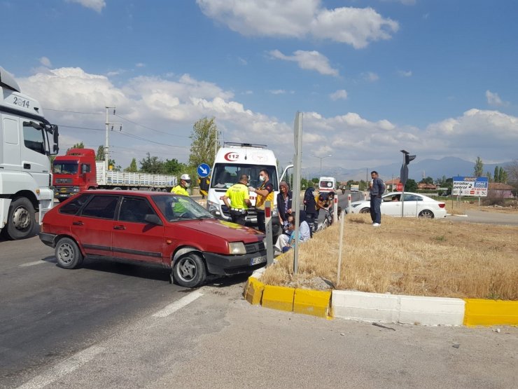 Ambulansı binmek istemeyen yaralı kız çocuğunu polis ikna etti