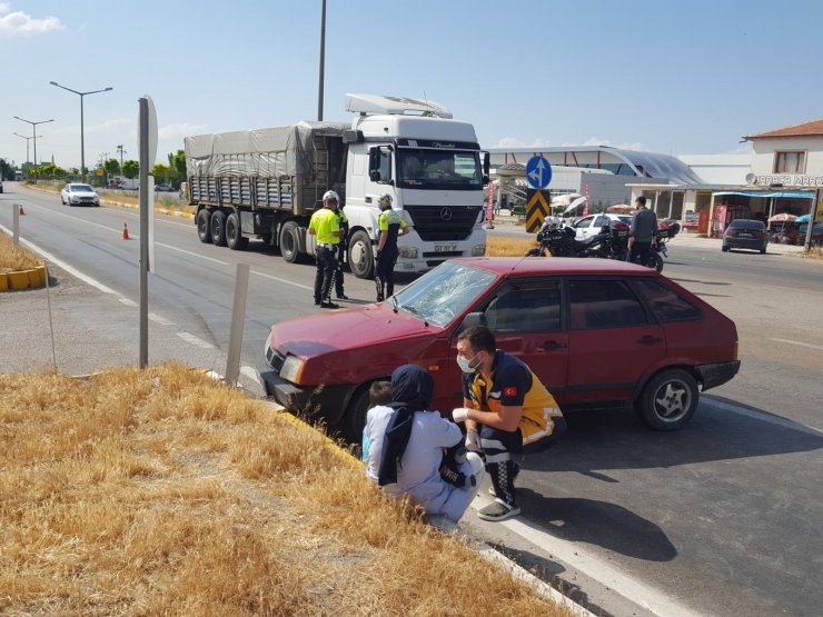 Ambulansı binmek istemeyen yaralı kız çocuğunu polis ikna etti