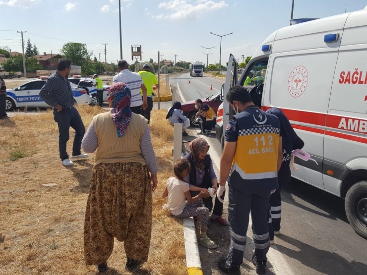 Ambulansı binmek istemeyen yaralı kız çocuğunu polis ikna etti