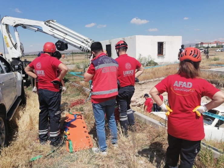 Aksaray’da gerçeği aratmayan afet müdahale tatbikatı